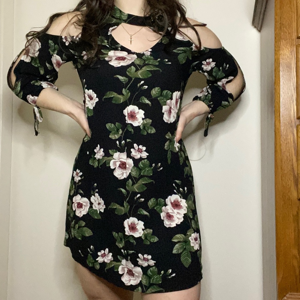 AMERICAN EAGLE Black Floral Cold Shoulder Dress